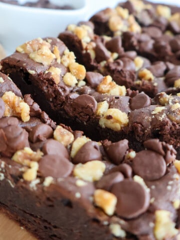 Brownie bars with chocolate flakes