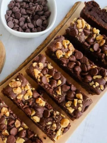 Brownie bars with chocolate flakes.