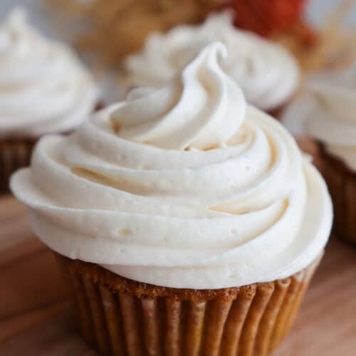 CUPCAKE BASKET WITH BERRIES AND HOOK - 5919019