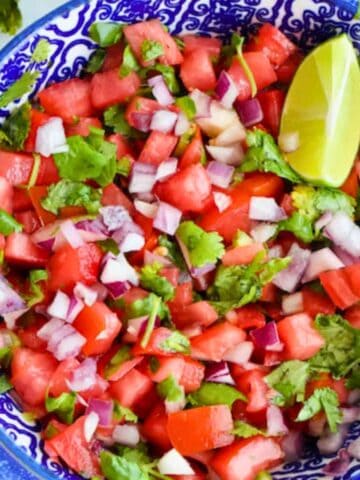 Pico de gallo seasoning recipe in a blue bowl.