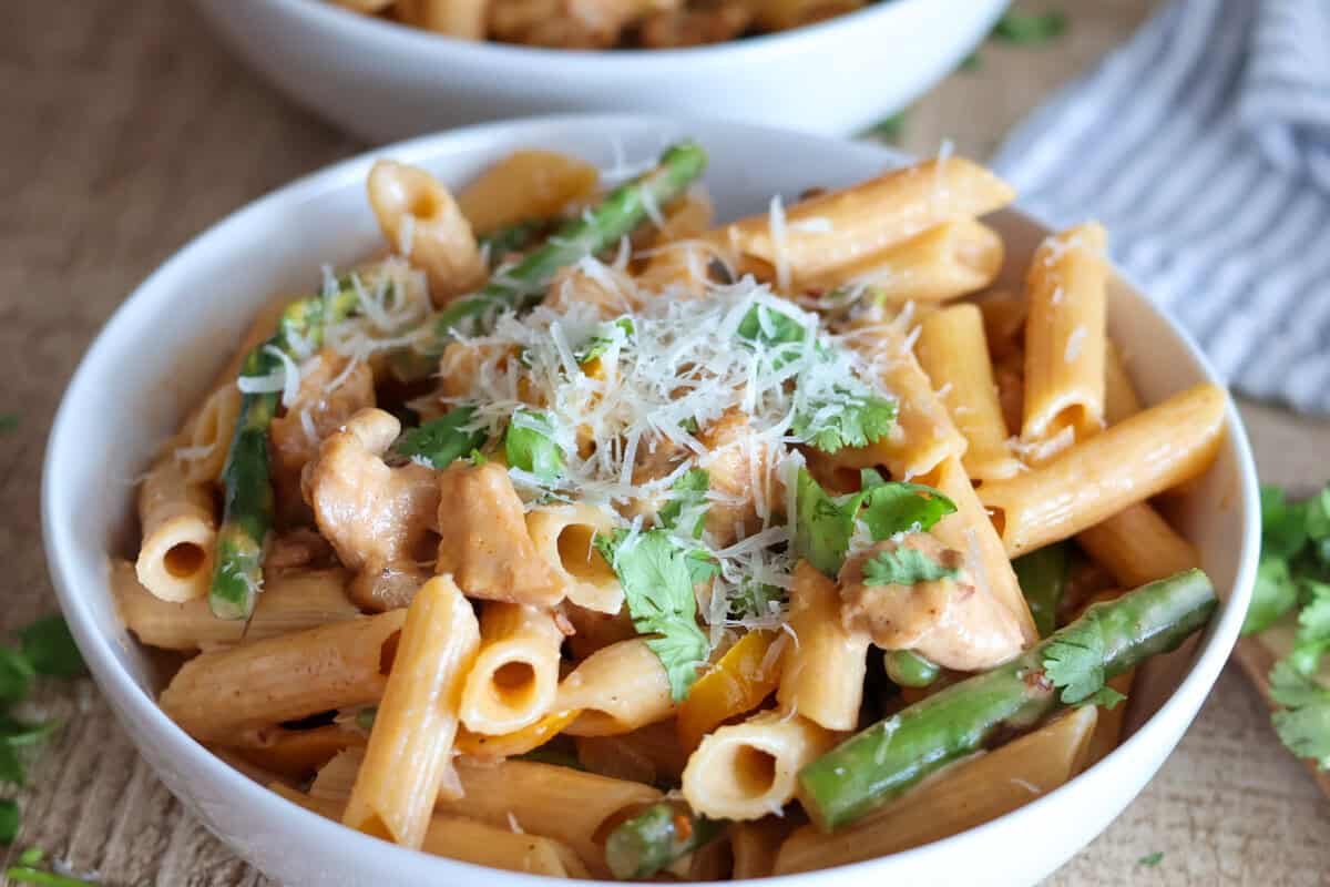 Bowlful of spicy chicken chipotle pasta.