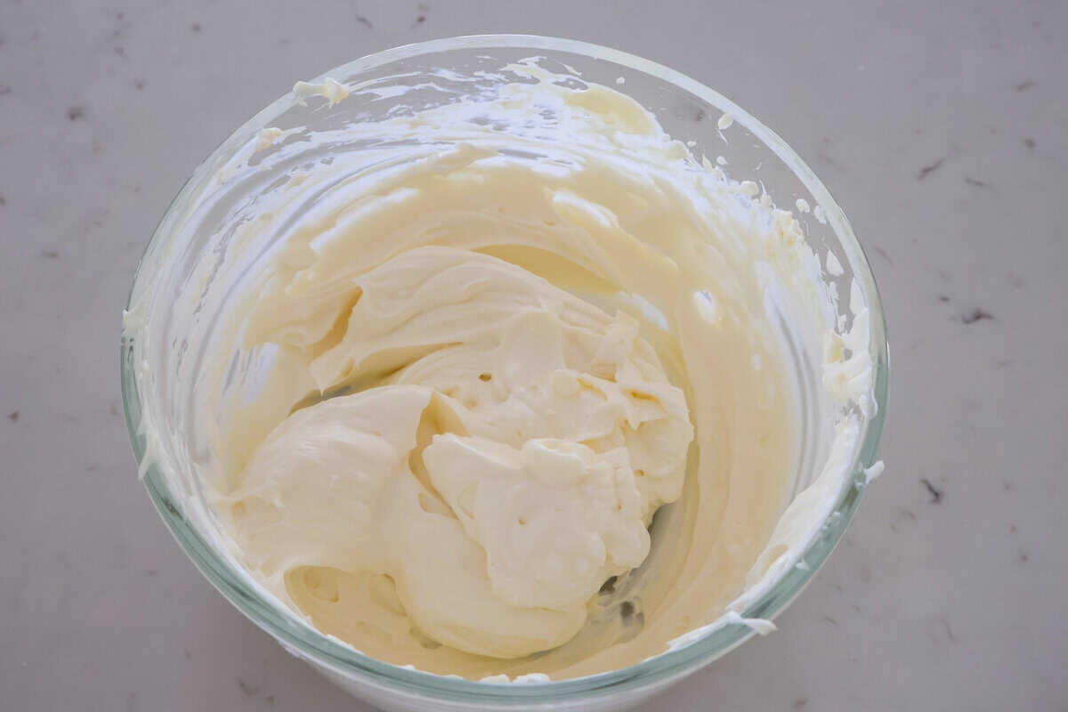 A bowl of mayo and cream cheese mixed together.
