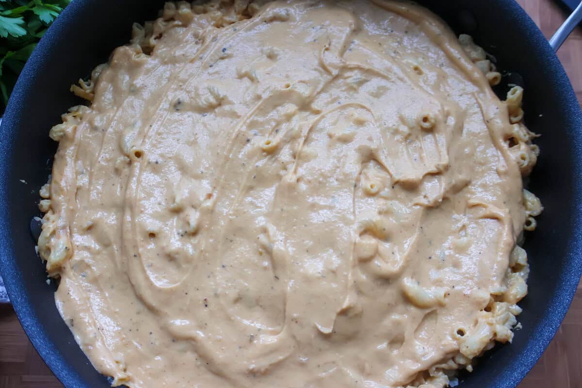 A layer of cheese sauce on top of macaroni and cheese.