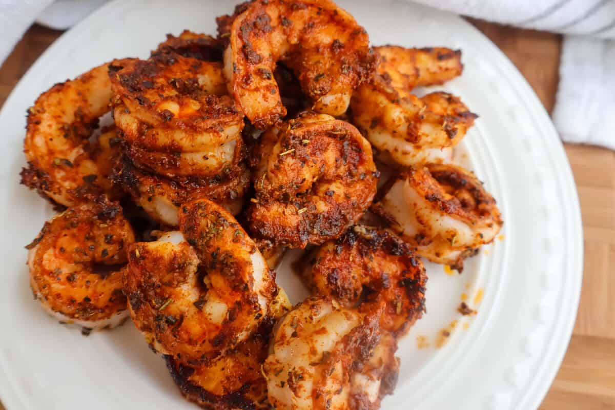 A plate of cooked shrimp fresh out of the pan.